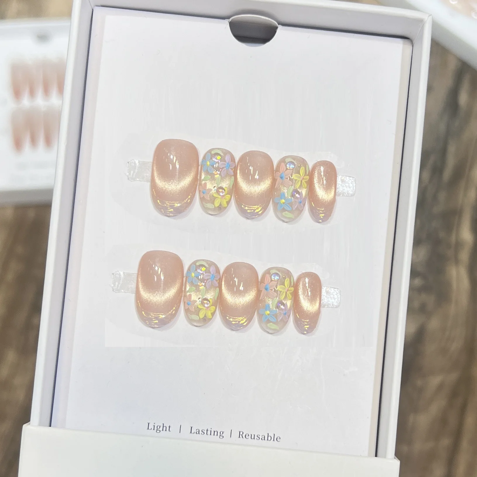 10 قطعة الصحافة اليدوية على الأظافر قصيرة مستديرة القط العين أظافر وهمية نصائح مع الزهور الزرقاء الصفراء يمكن ارتداؤها Ins الحلو الأظافر الكورية كاذبة