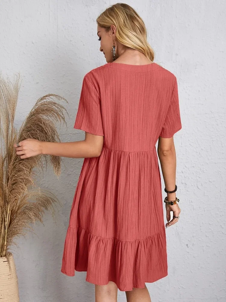 Elegantes Damen-Minikleid mit V-Ausschnitt und kurzen Ärmeln, einfarbig, locker geschnitten, mit Rüschensaum, lässiges Boho-Sommerkleid für den Urlaub am Strand. – Detail 15