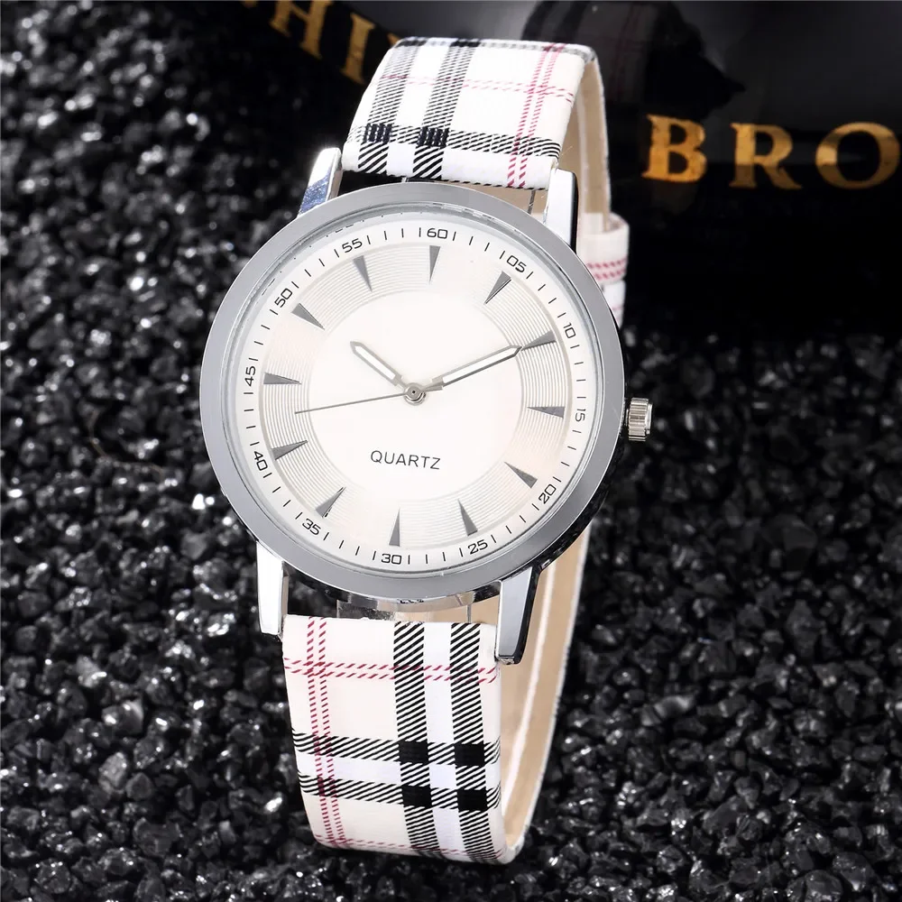 Mode frauen Quarz Uhren Schwarz Weiß Zifferblatt Analog Damen Armbanduhr Lederband Casual Einfache Weibliche Uhr montre femme