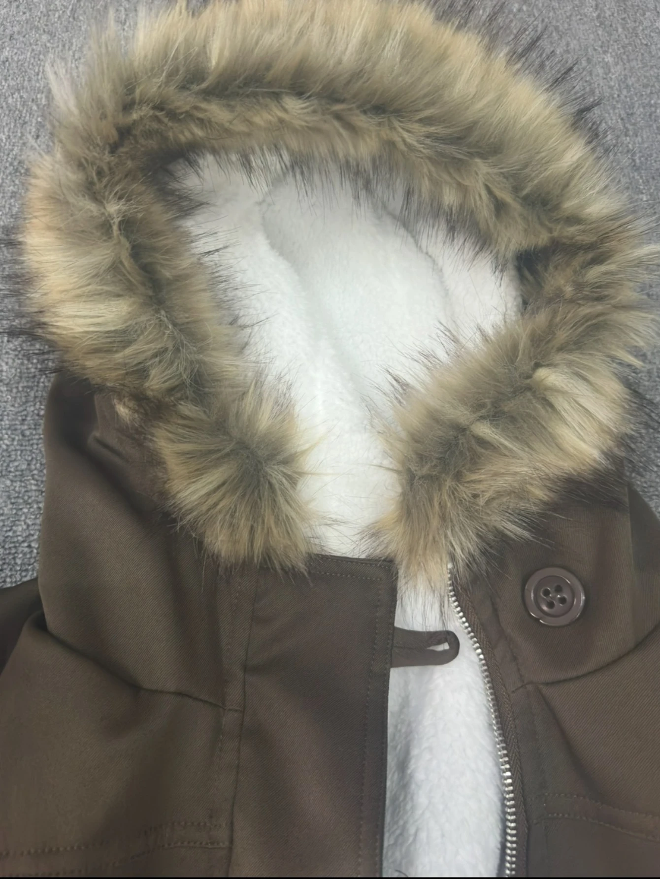 

Зимняя утолщенная теплая куртка 2025 года, европейская и американская осенне-зимняя толстовка с коричневым меховым воротником, очень теплая