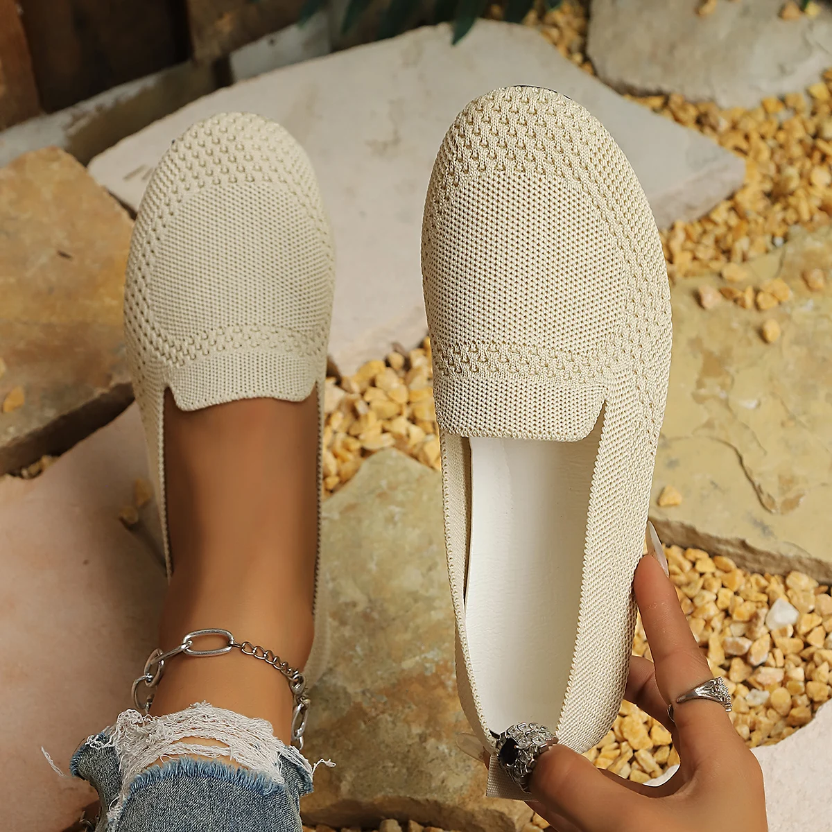 Shoes women spring new landscape embroidered shoes national wind round head soft sole comfortable slip-on middle-aged casual sho