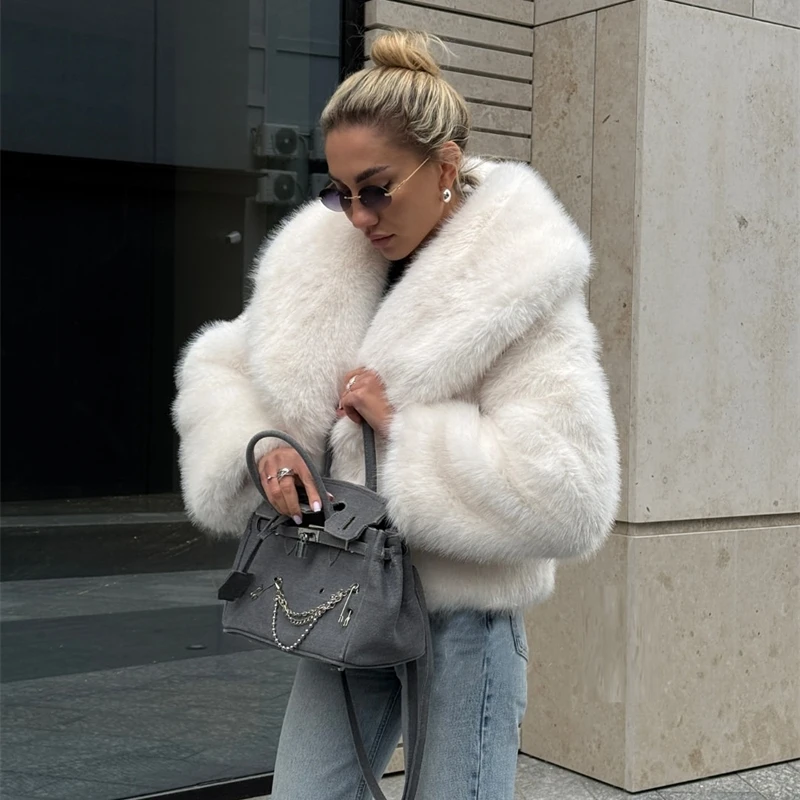 女性のイミテーションファーコート秋冬人工ウールコート環境保護フェイクフォックスファージャケットブラックホワイトアウター