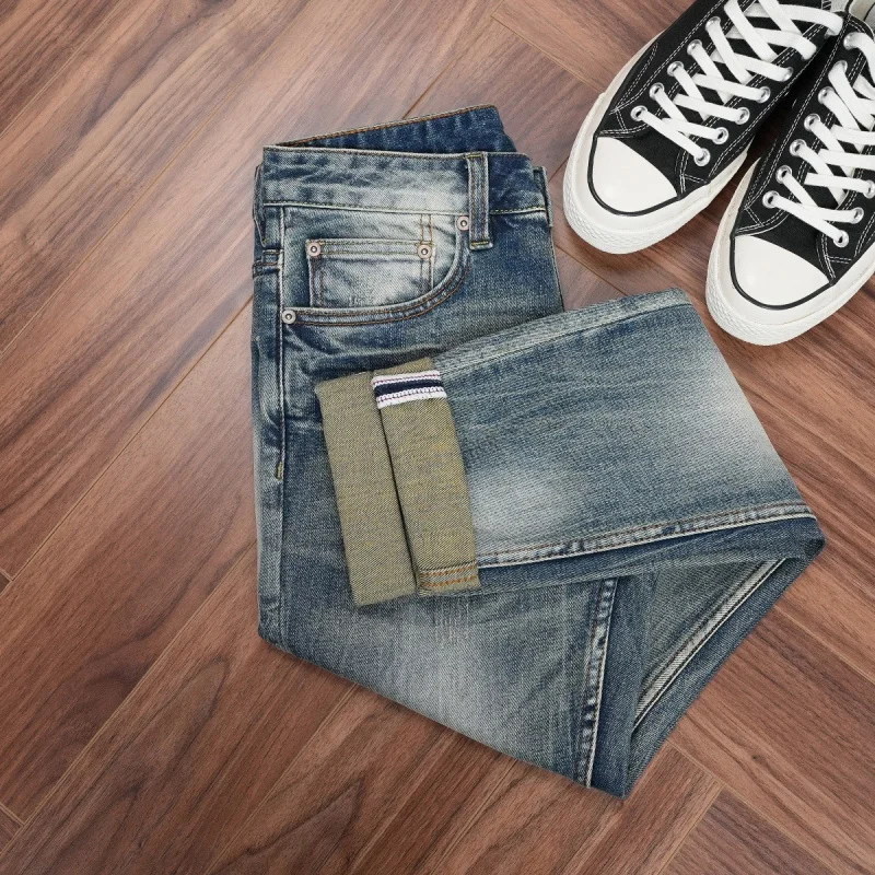 

Новые модные мужские джинсы из плотного денима с эффектом потертости, винтажного синего цвета, слегка эластичные, прямого кроя, зауженные к низу.