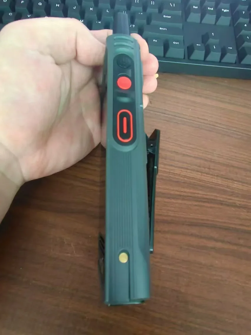 วิทยุสื่อสารแบบพกพา IP68 4G POC หน้าจอสัมผัส 4 นิ้ว ความจุ 3+32GB ระบบปฏิบัติการ Android 12.0