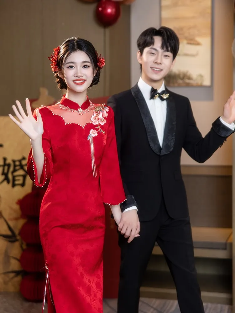 

The new Chinese-style red engagement dress and wedding for are elegant grand