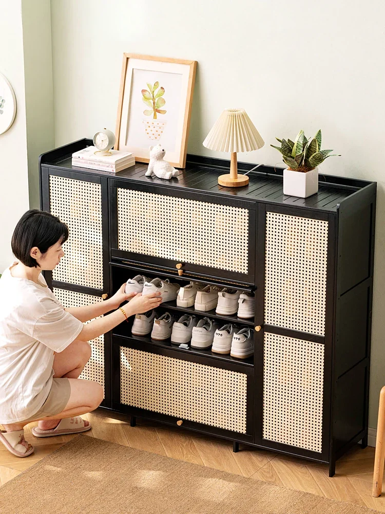 At the entrance of the shoe cabinet, a large capacity household shoe rack is used for storage, saving space. Indoor rental housi