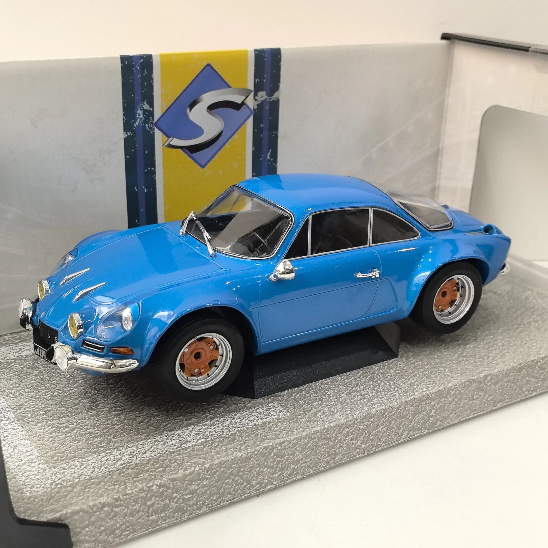 

Diecast SOLIDO 1/18 Scale RENAULT ALPINE A110 Renault Albino Alloy Car Model Collectible Toy Gift Souvenir Display Ornament