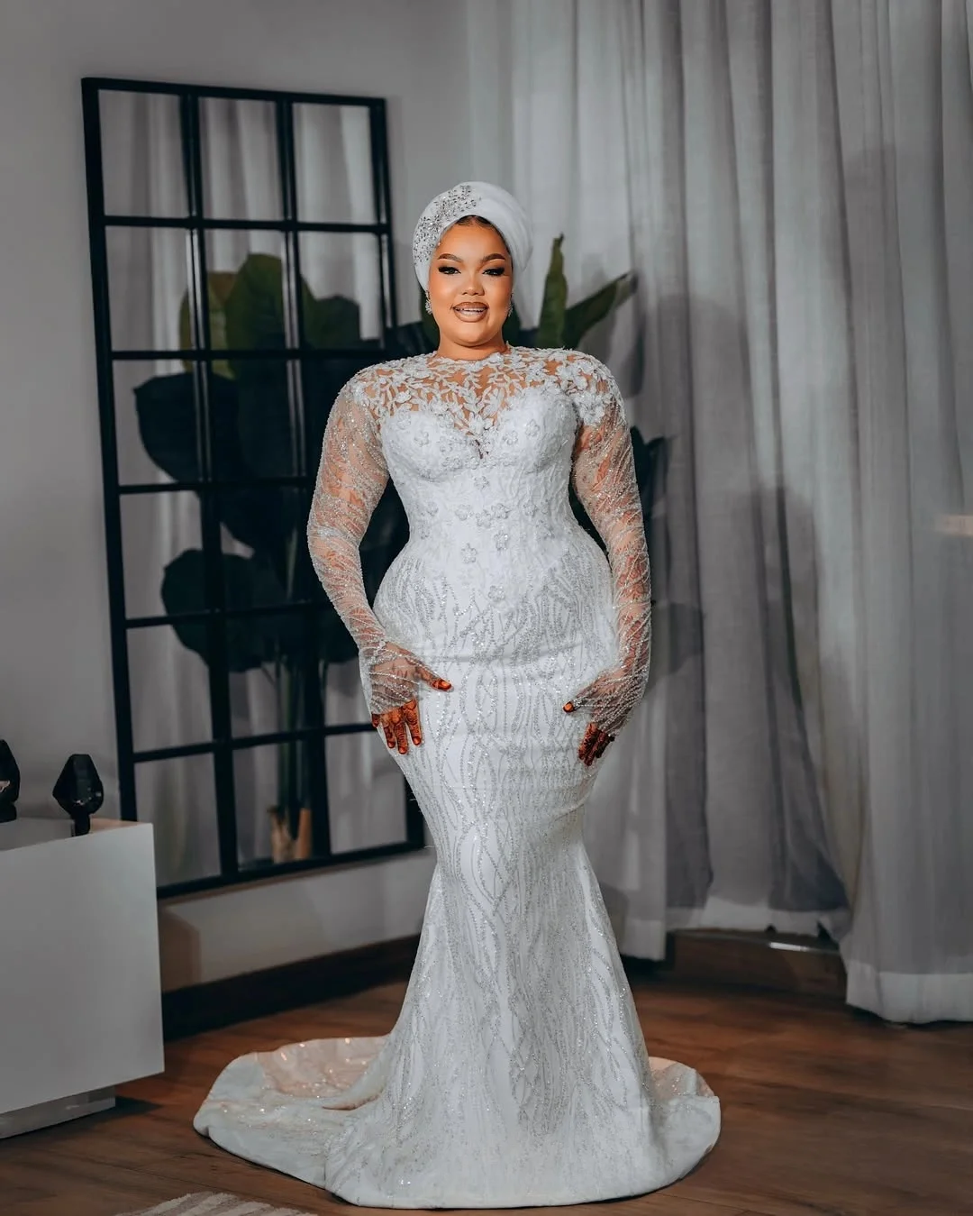 

Customized Sheer Neck Sparkly Heavy Appliques Beads Wedding Dress Robe De Mariée Long Sleeves Stunning Bridal Gown