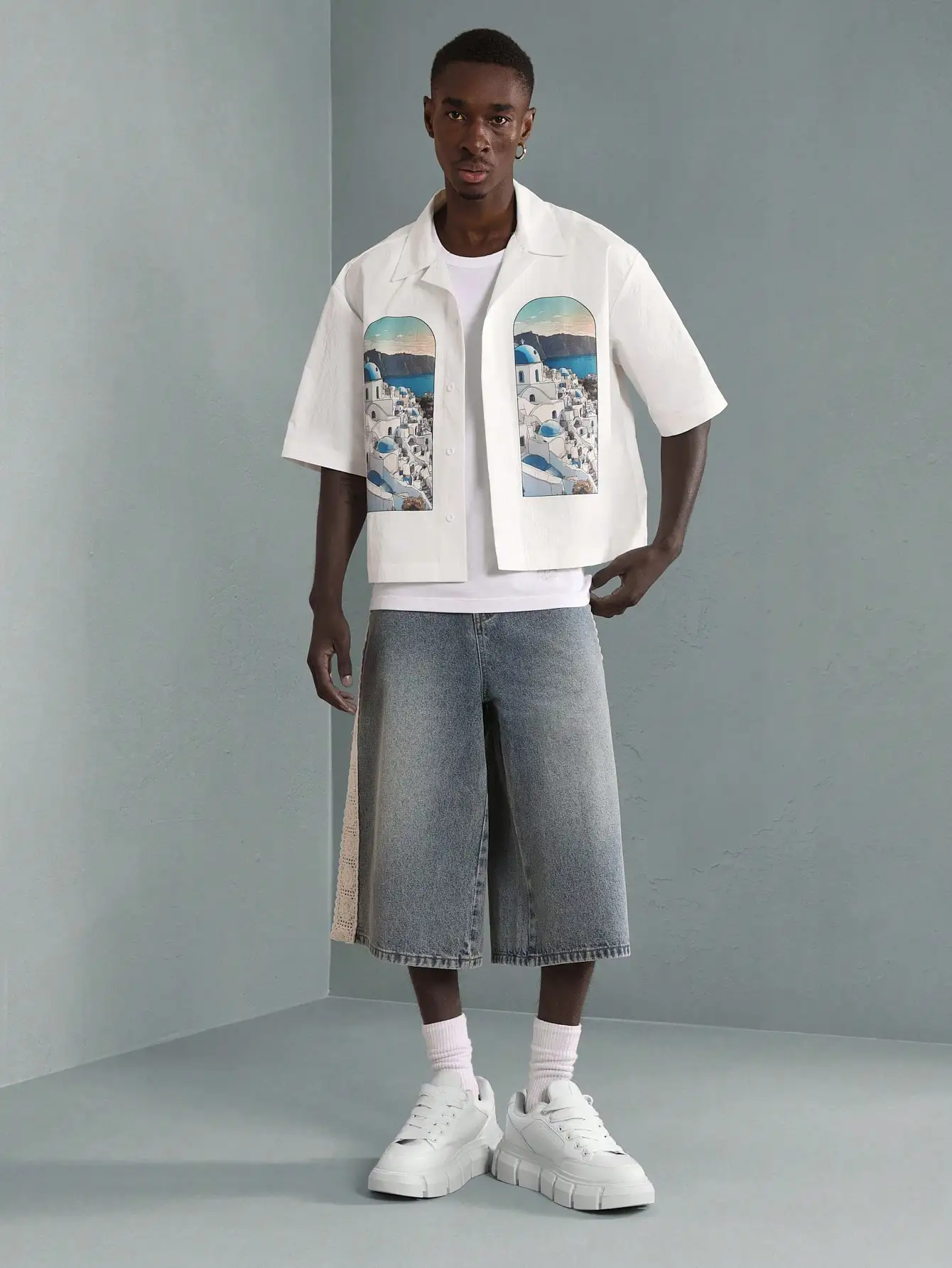 

Белая рубашка оверсайз с коротким рукавом на пуговицах с принтом в стиле прибрежного городка