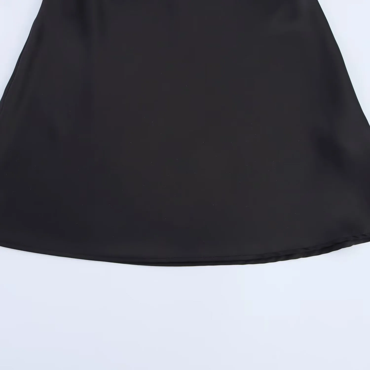 2025 Estate Nuove donne Abbigliamento Temperamento semplice Abito al collo appeso con trama in raso di seta senza schienale alla moda e sexy