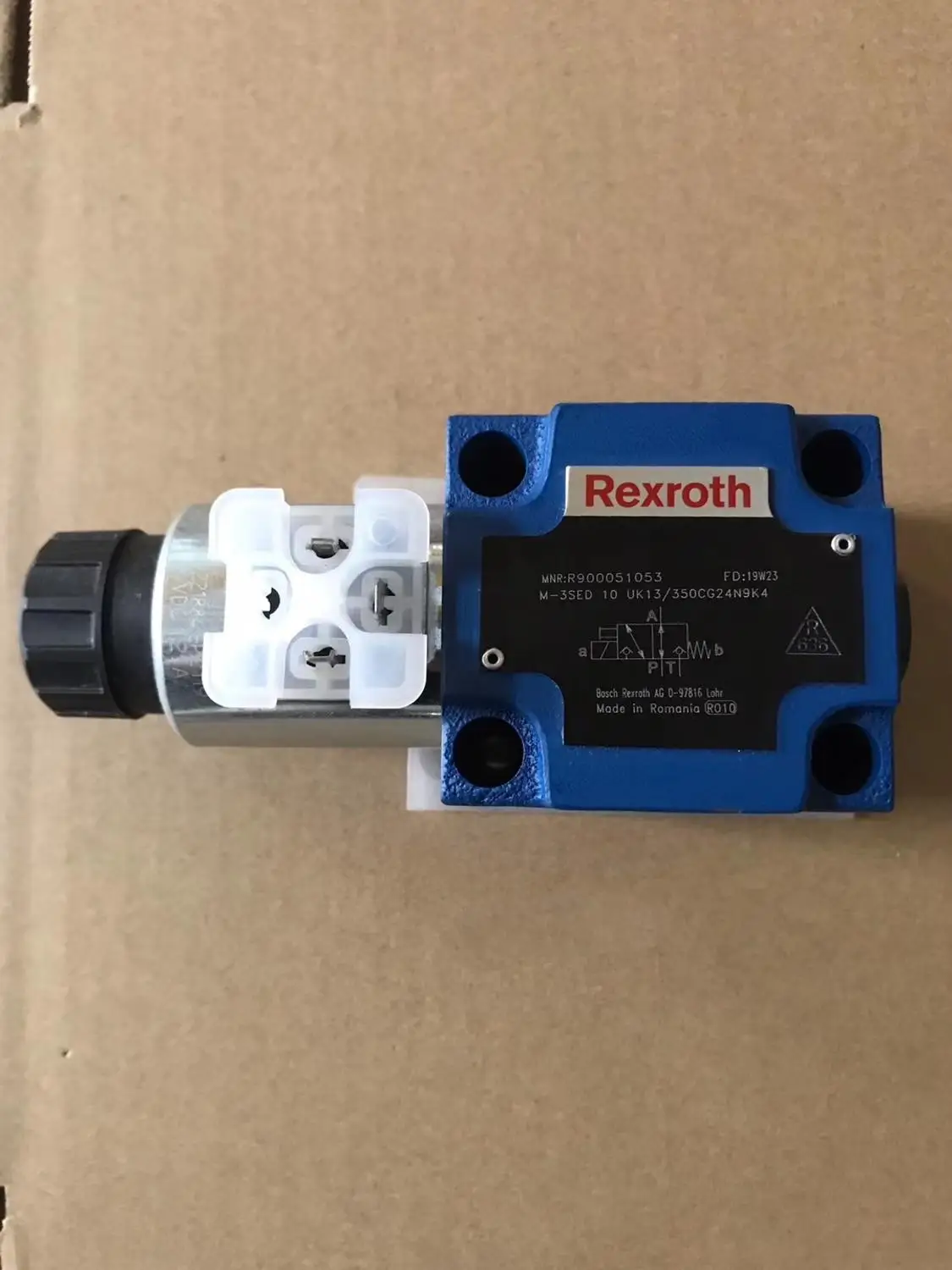 

REXROTH Solenoid directional valve hydraulic valve R900051053 M-3SED 10 UK13/350CG24N9K4