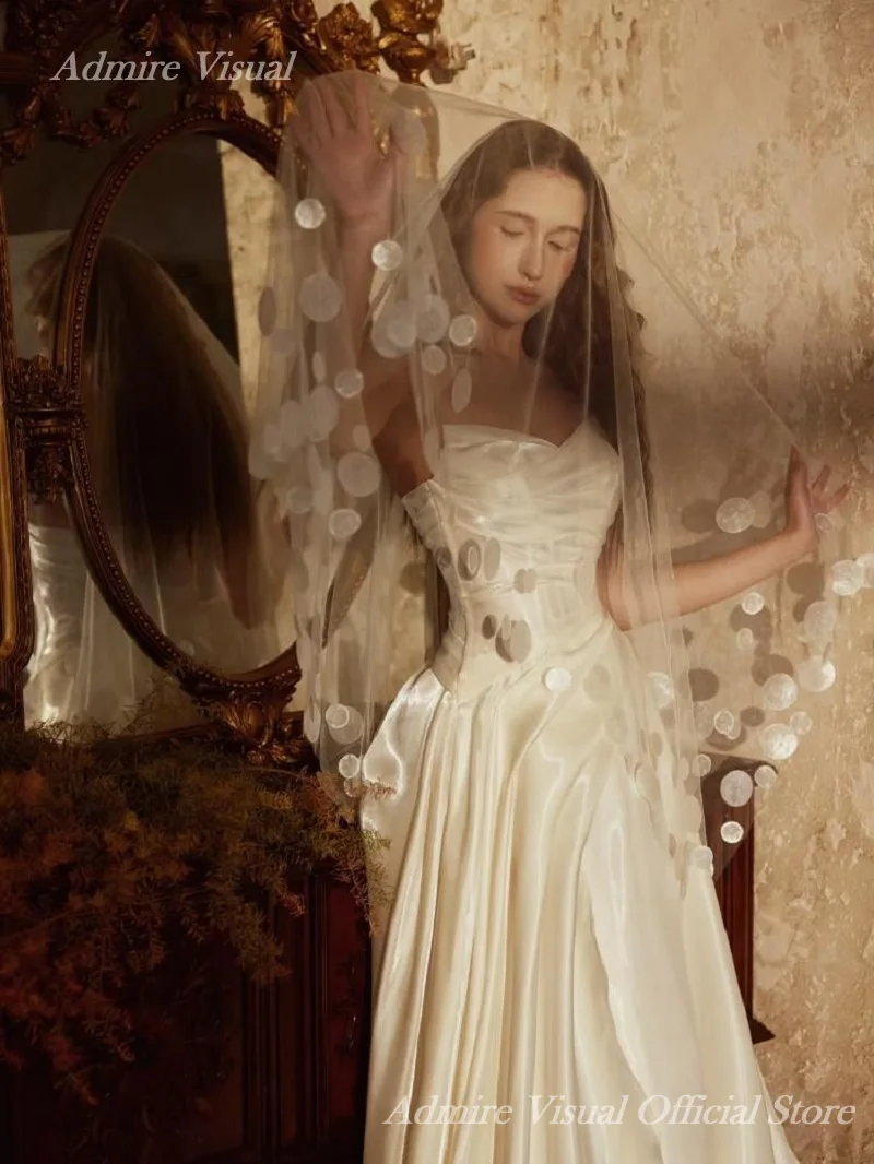 Admire فستان الزفاف البصري على شكل حرف a من الساتان على شكل قلب بدون أكمام ذيل شابيل مع طيات فساتين العروس المخصصة