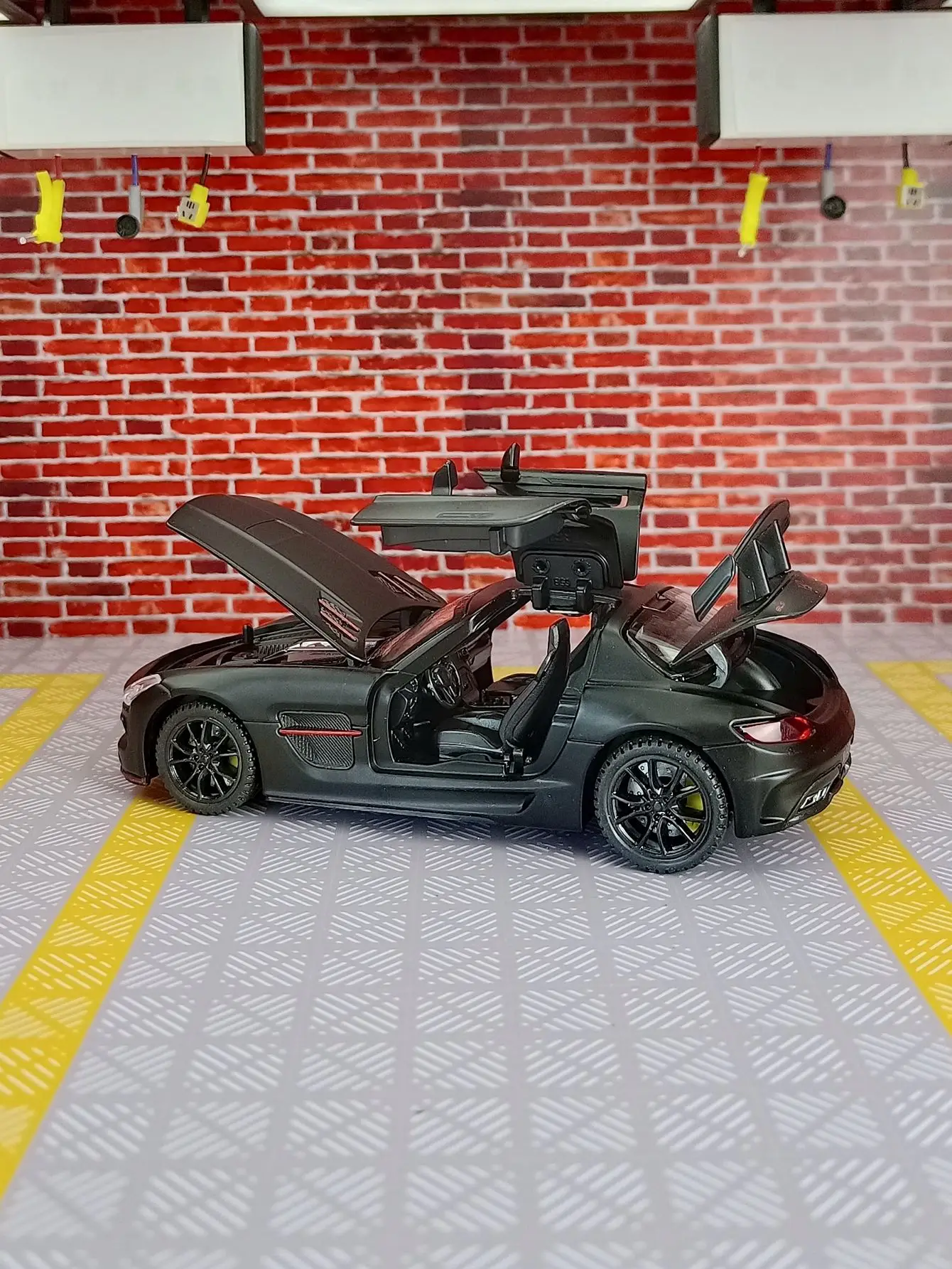 Coleção de ornamentos de modelo de carro de liga 1:32 SLS, portas e capô do motor, porta-malas pode ser aberto, presente de carro de brinquedo infantil
