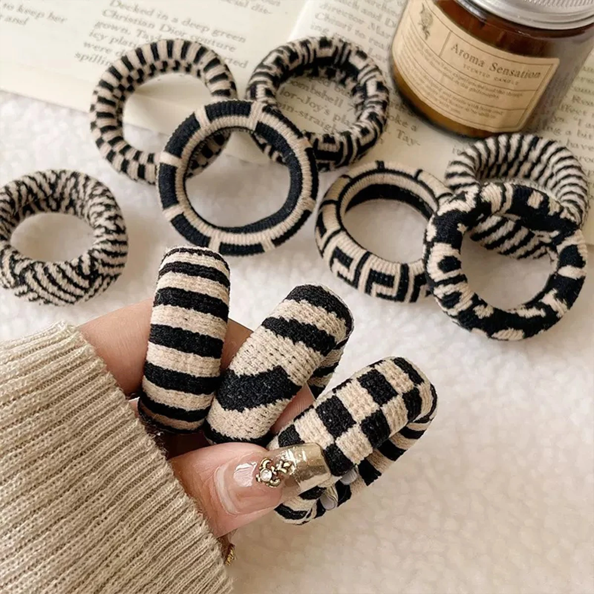 5pcs simple and versatile high-stretch black and white checkered traceless hair ring