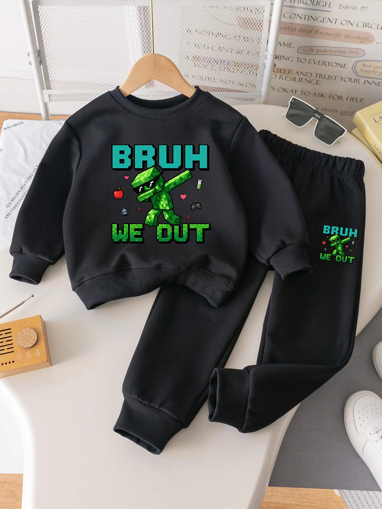 

Комбинированный комплект для мальчиков, весенне-осенний комплект из ткани, удобный для кожи, удобный модный стиль, штаны с капюшоном с принтом для мальчиков, комплект из 2 предметов