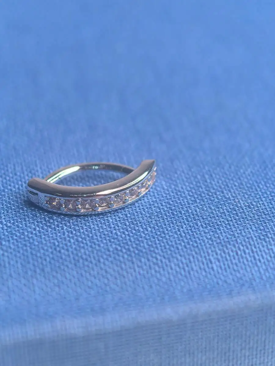 Piercing de ombligo pequeño y redondo de plata de ley 925 con circonita para mujer, joyería minimalista para piercing inverso en el ombligo.