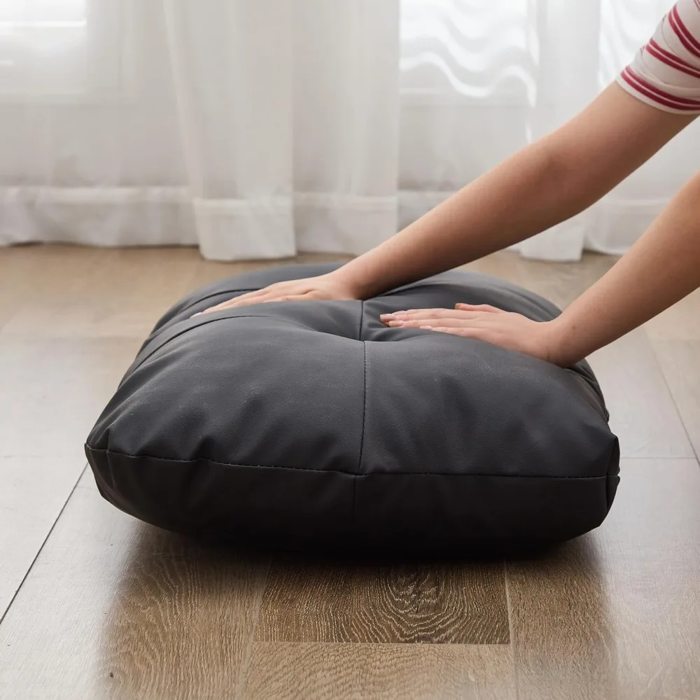 Par de cadeiras modernas e confortáveis de couro, pretas para sala de estar, estilo meados do século com encosto capitoné
