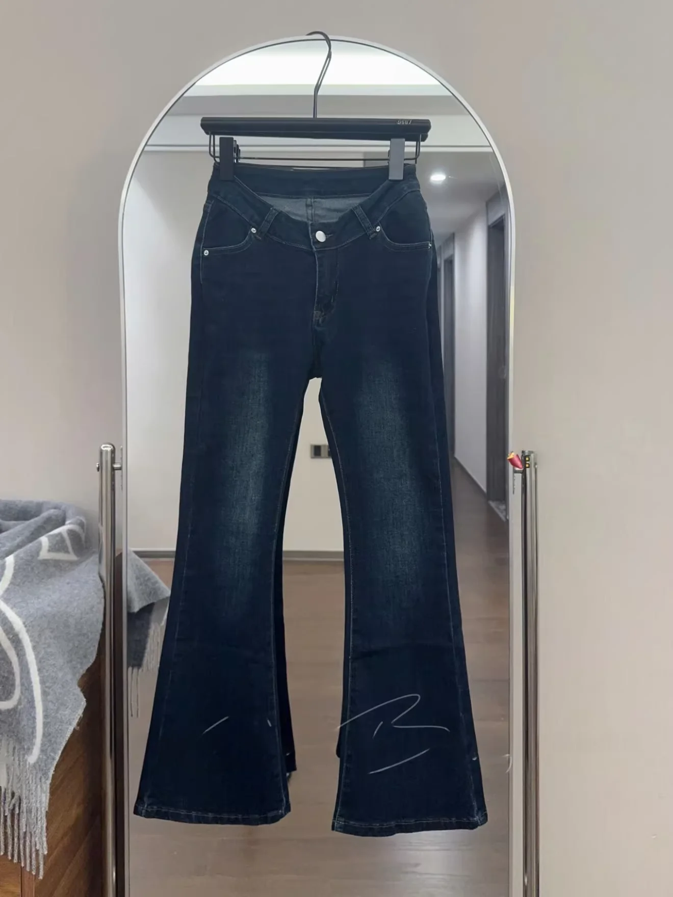 

Джинсы-клеш с V-образным вырезом на талии, удлиненные (9/10), с эффектом подтяжки ягодиц, универсальные, из эластичного хлопкового денима, женские, весенняя мода