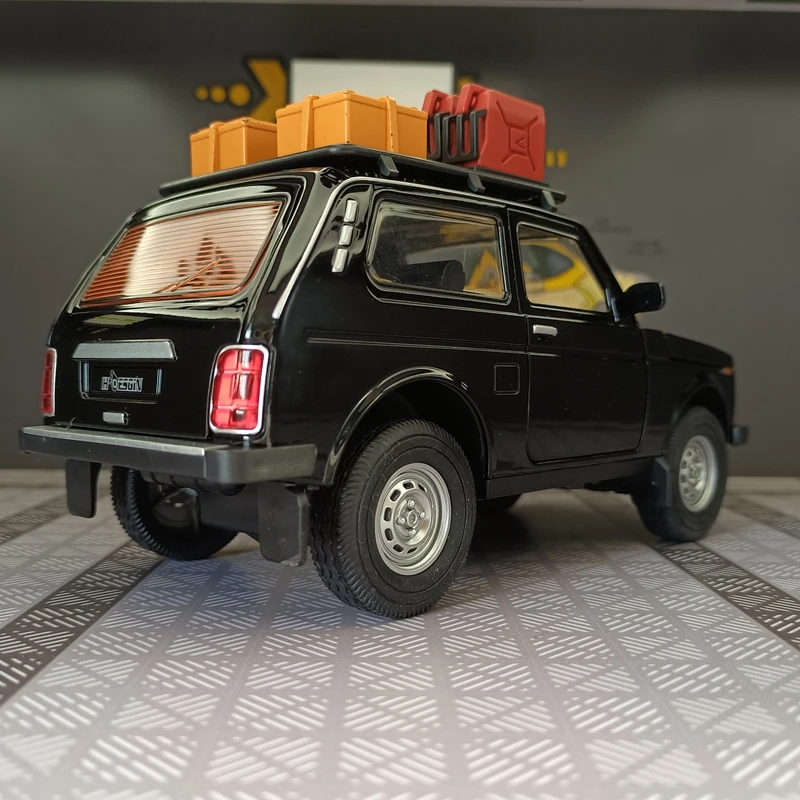 Modelo de coche de aleación de simulación 1:24, colección de adornos, puerta que puede abrir sonido y luz, vehículo todoterreno, regalo