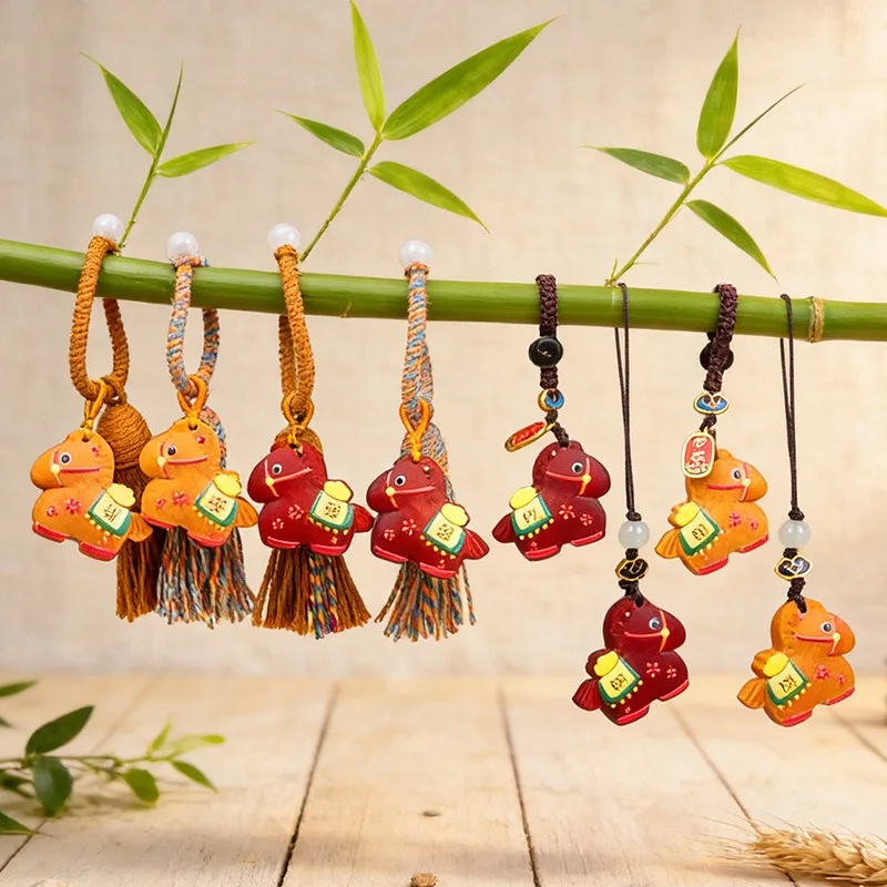 

Милый брелок-подвеска из сандалового дерева с изображением китайского зодиакального коня, приносящий удачу, на 2026 год Года Лошади, для телефона и сумки, деревянное изделие ручной работы