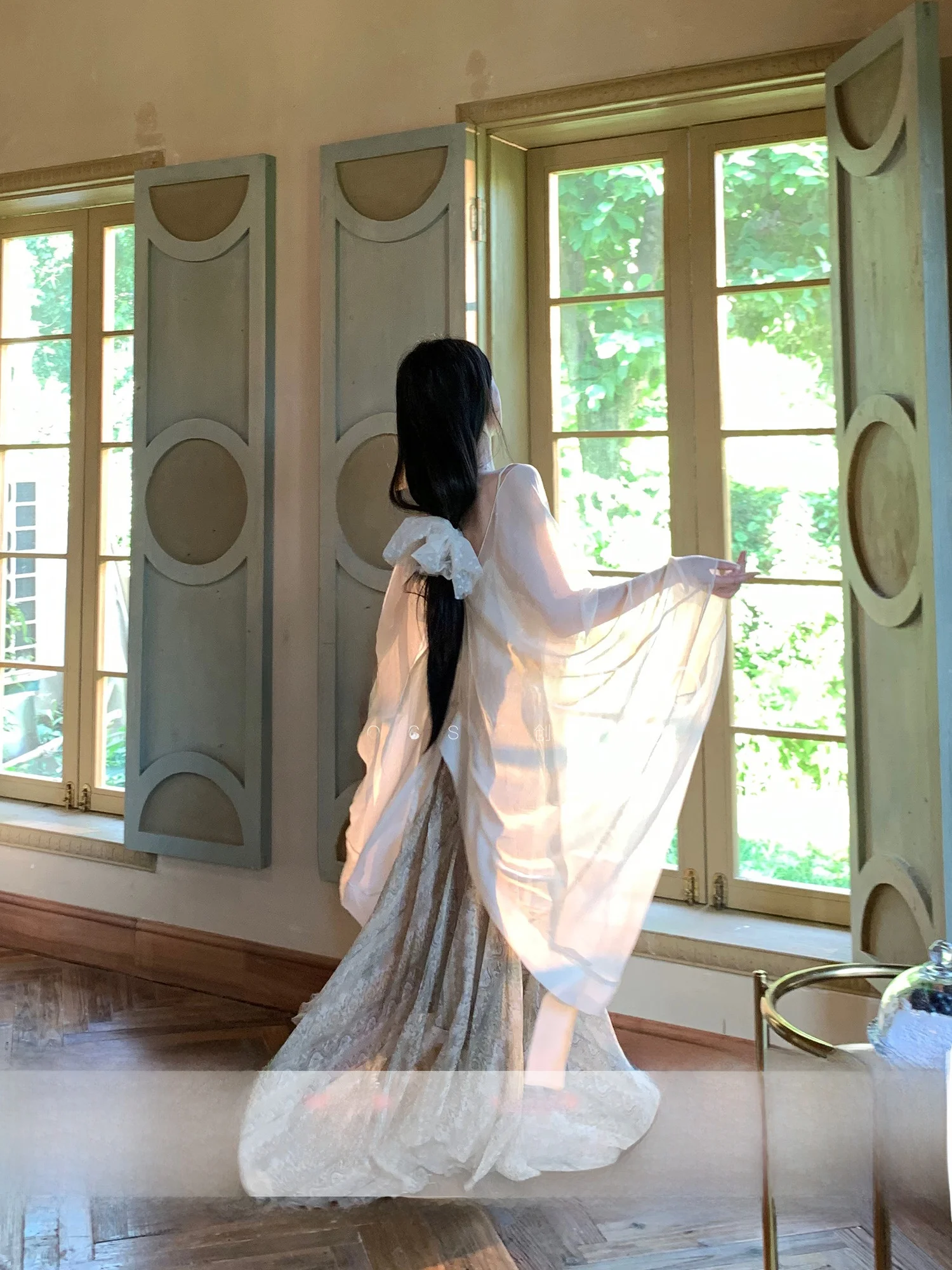 

Новая модная летняя куртка в китайском ретро-стиле для женщин: свободный крой, V-образный вырез, длинный рукав, защита от солнца