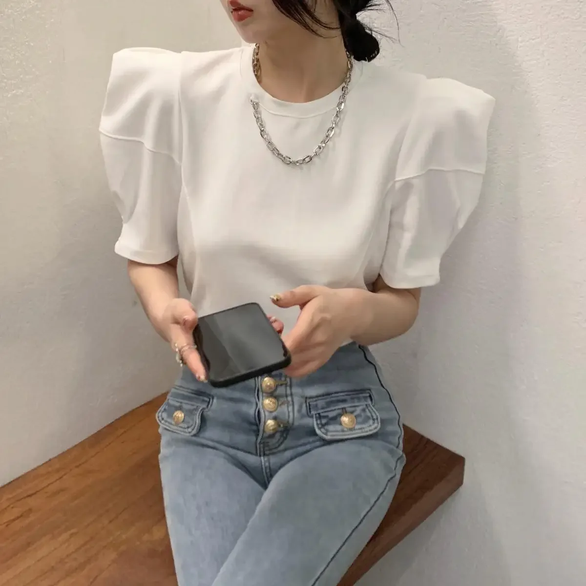 T-shirt a maniche corte a sbuffo con spalla destra allentata T-shirt da donna estive T-shirt in cotone Solid Wild O Neck T-shirt a catena Casual