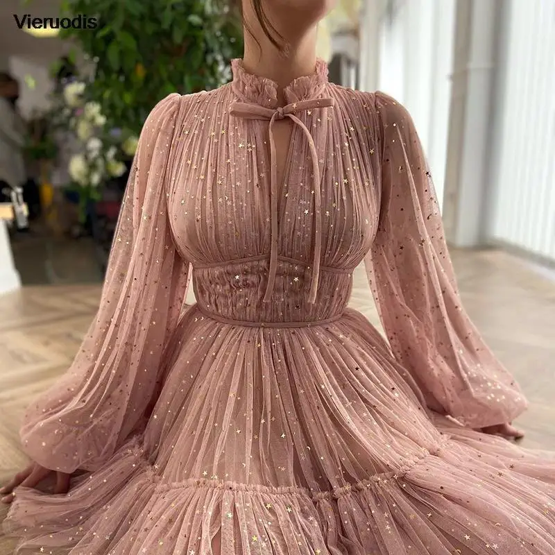 فستان حفلة موسيقية قصير وردي عالي الرقبة مطوي متدرج ثوب مسائي بأكمام طويلة منتفخة للاحتفال بفستان سهرة عربي من التول