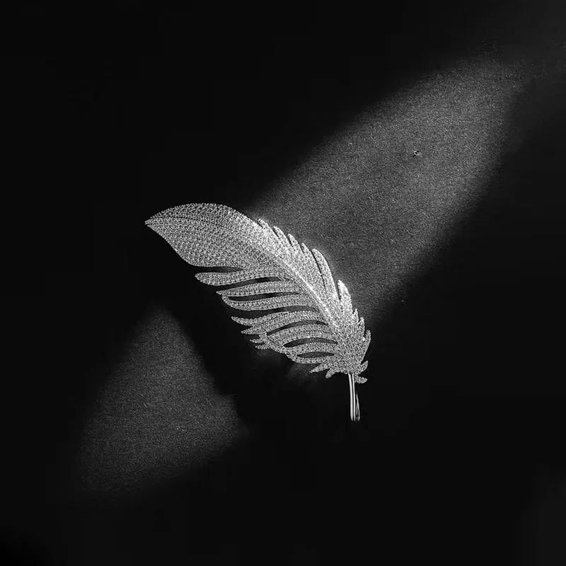 SKEDS Creative Women  Exquisite Crystal Feather Brooch Badges Fashion Elegant High-end Shining Boutique Pin For Lady