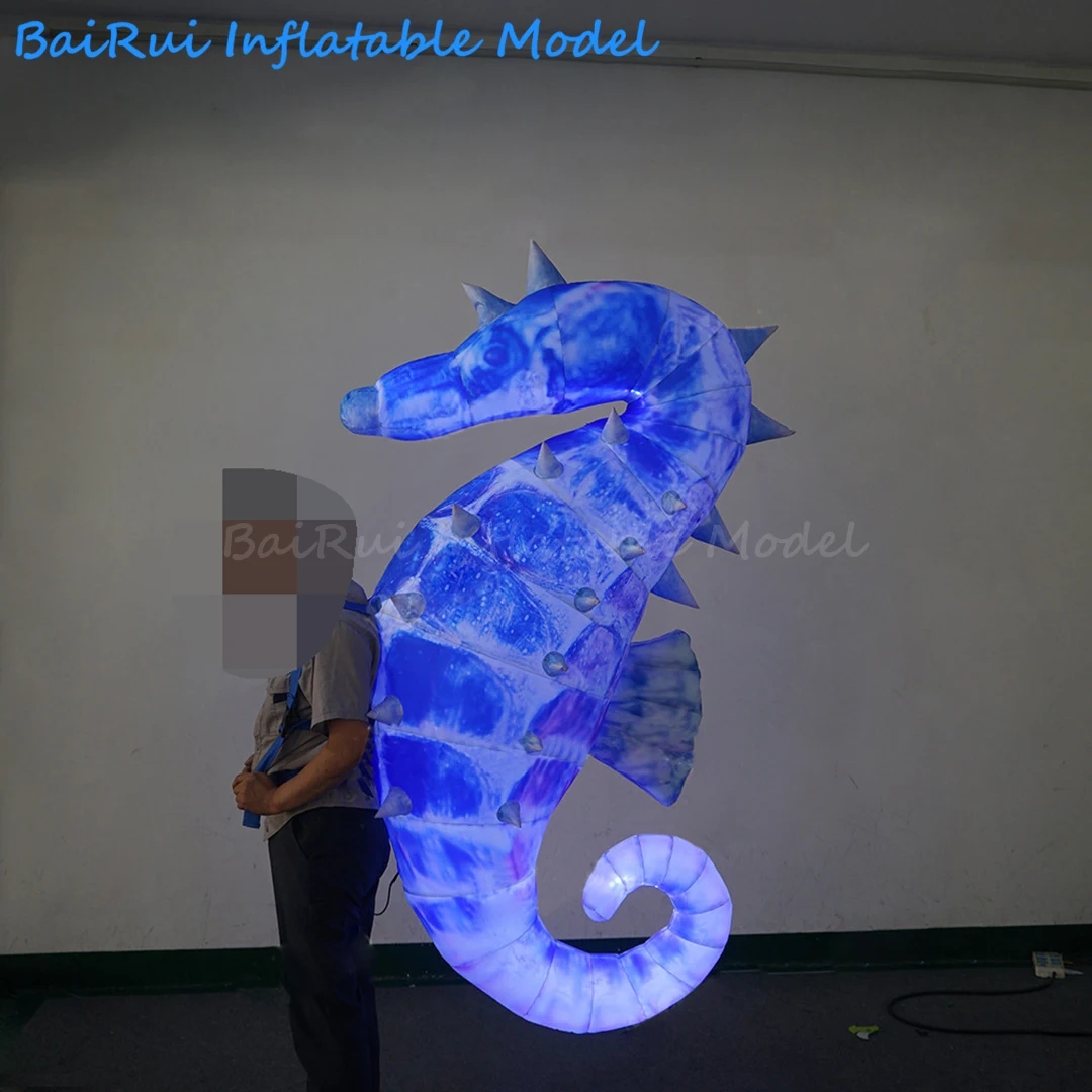 거대한 팽창식 다채로운 바다 말 코스튬, 백색 LED 조명, 공기 블로우, 해양 동물 마스코트, 나이트클럽 퍼레이드, 걷기 소품, 1.7m