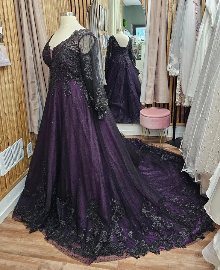 Gothic Wedding Dresses Black And Purple Long Sleeves Chapel Train Wedding Gowns Lace Appliques Corset Plus Size Bride Dress 2024