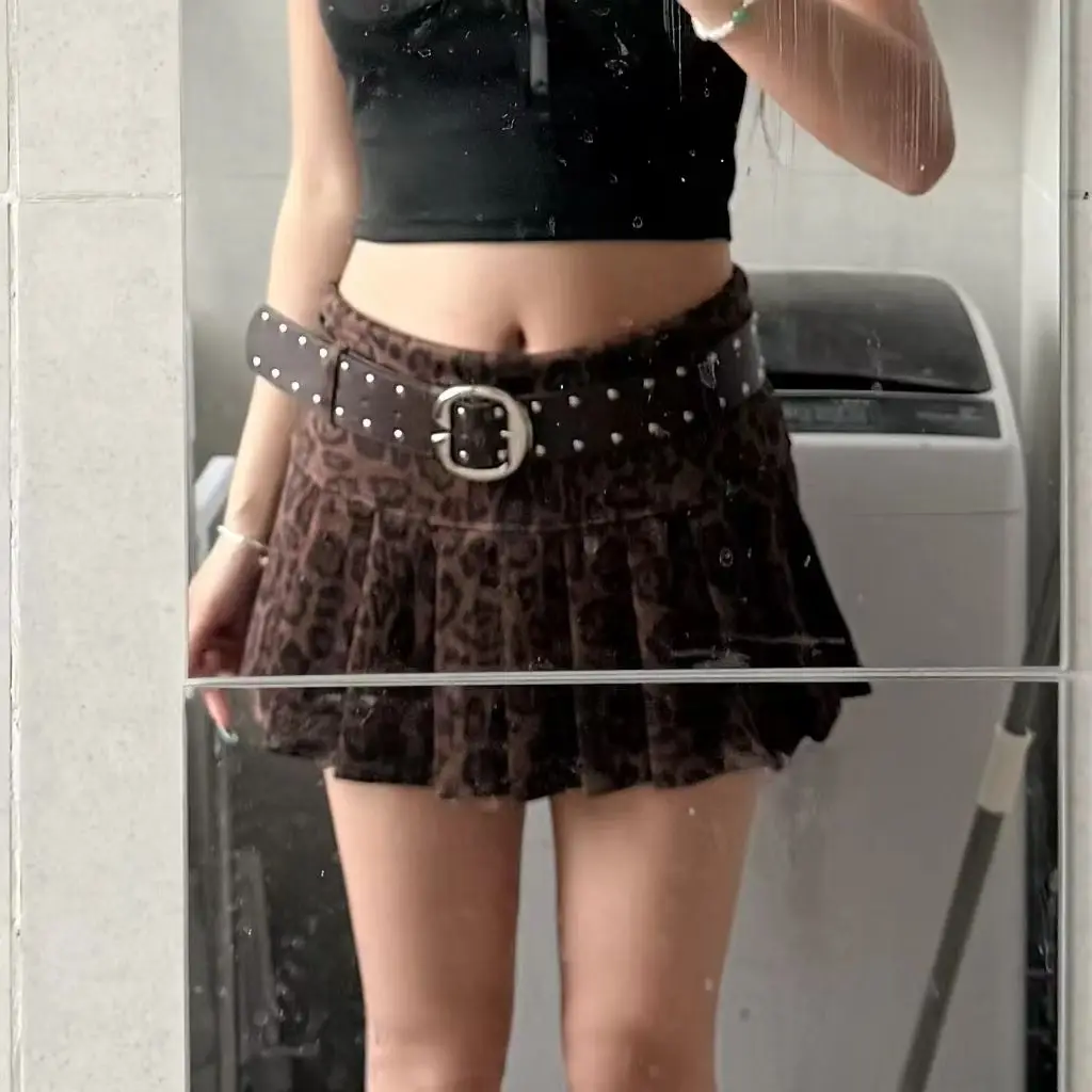 

American Sexy Y2K Brown Leopard Print Pleated Highwaist Studded Belt Mini Skirt Women Anti-Exposure Slim Fit Clubwear Daily Wear