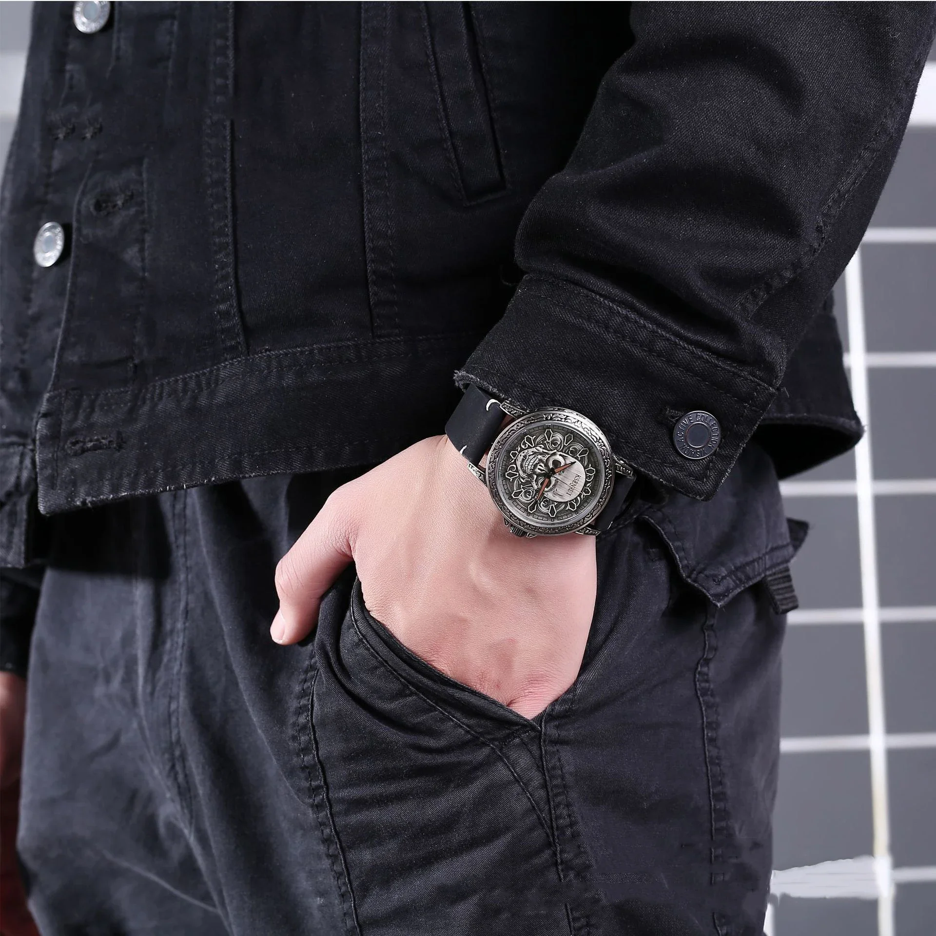 Men Skull Quartz Watch Fashion Watches Laser Engrave Carving Dial Man Black Vintage Bronze Skeleton Clock Male Relogio Masculino