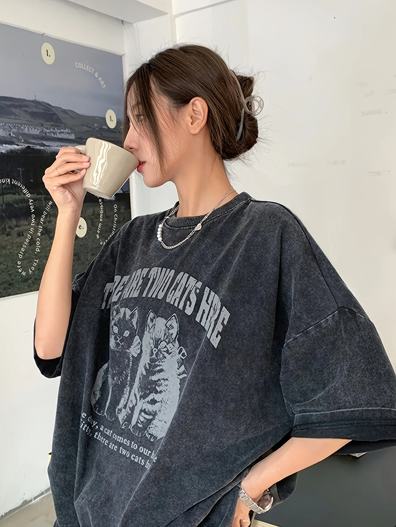 Gewaschenes und getragenem Look Off-Shoulder T-Shirt aus reiner Baumwolle für Damen, locker geschnittenes und schlankmachendes Oberteil – Detail 4