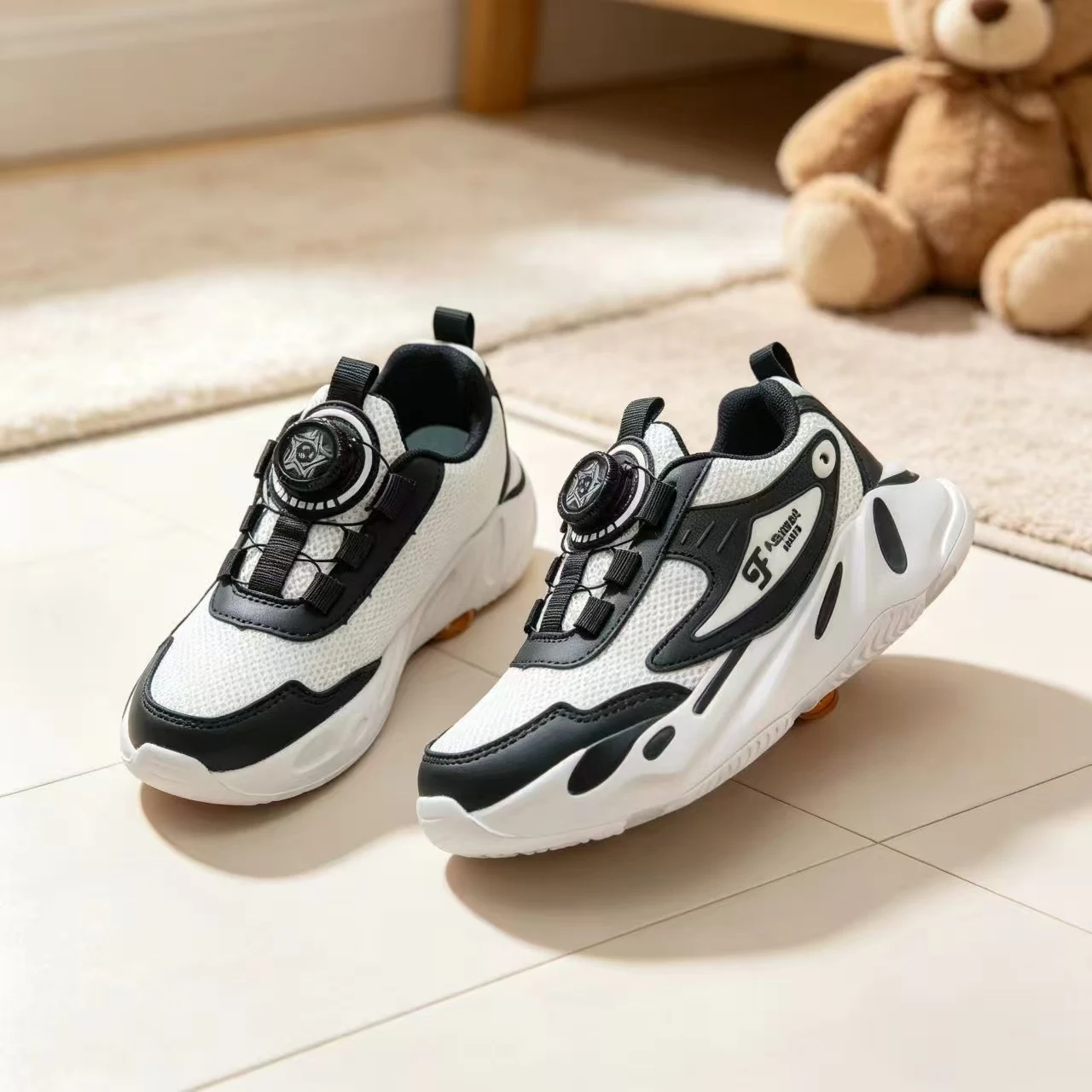 A pair of children's twist lock breathable spliced trainers, flexible shock absorbing anti-slip daily walking sneakers BD-003