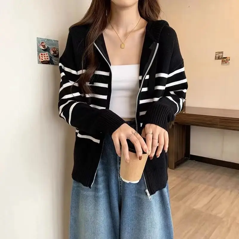 Wiosna i jesień damska 2024 New Splicing Hooked Zipper Pocket Striped Drawstring Fashion Loose Casual Long Sleeve Knitted Top