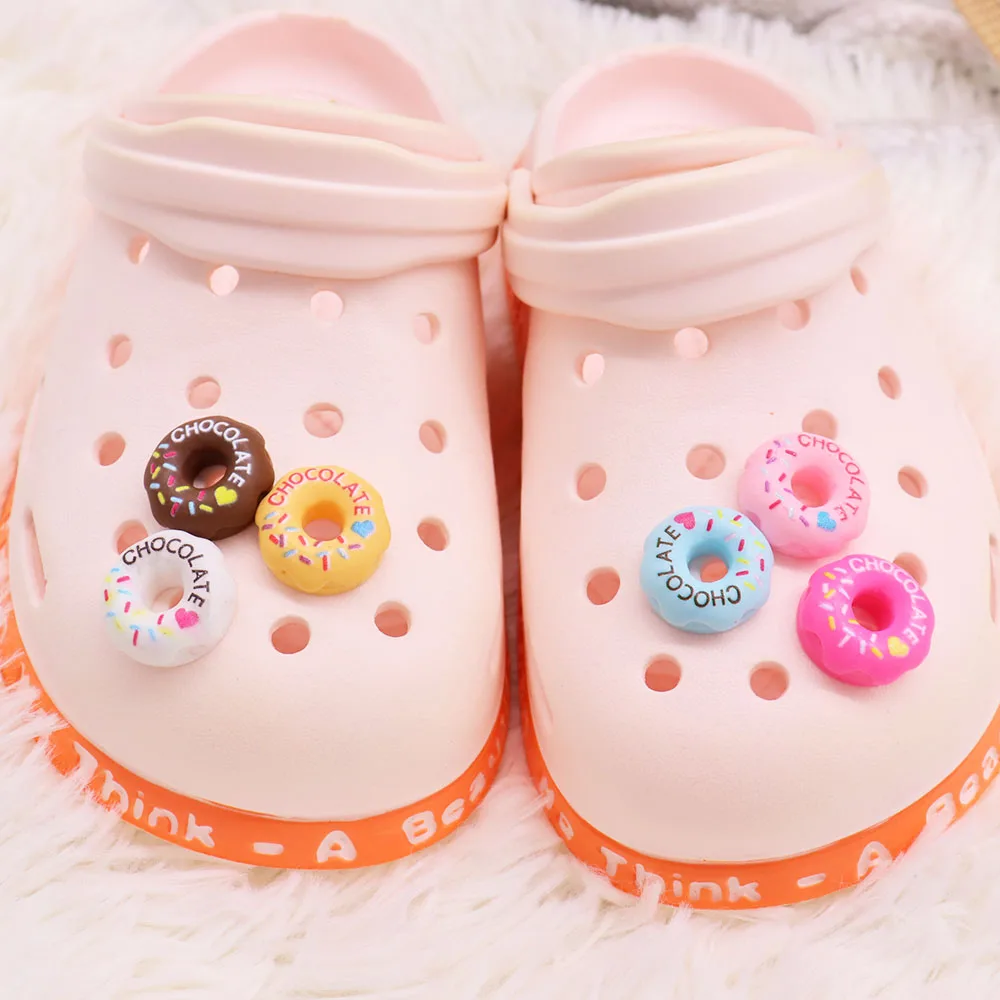 Mix 50 pezzi resina Kawaii colorato ciambella al cioccolato fibbia per scarpe Charms decorazioni sandali per bambini bottone Fit bracciale ragazza regalo