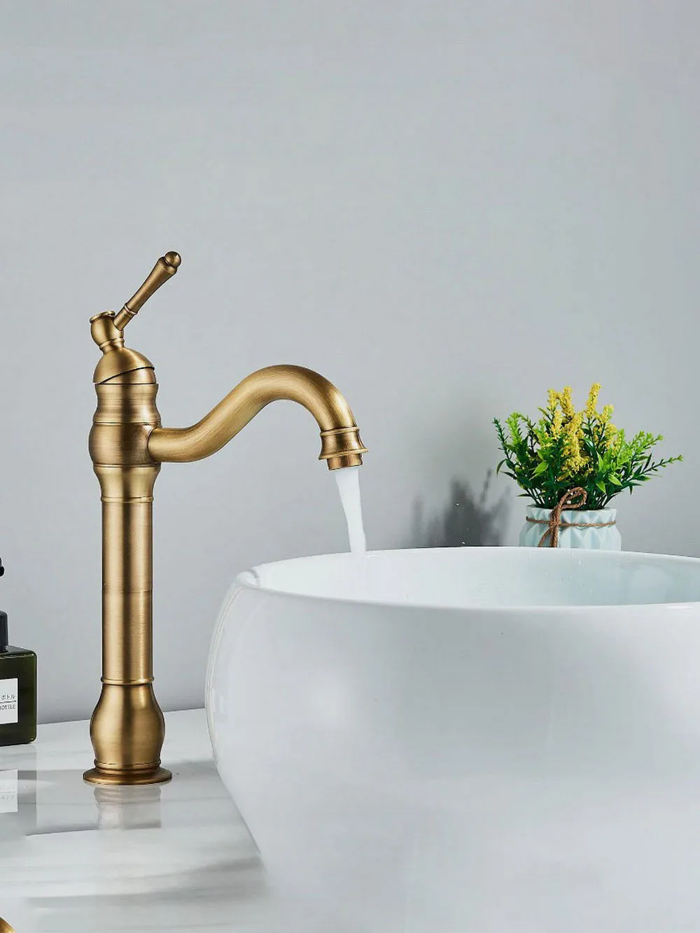 Grifo de lavabo de cocina de baño de latón antiguo, grifo mezclador, caño giratorio, manija única, un orificio, montado en cubierta mnf301