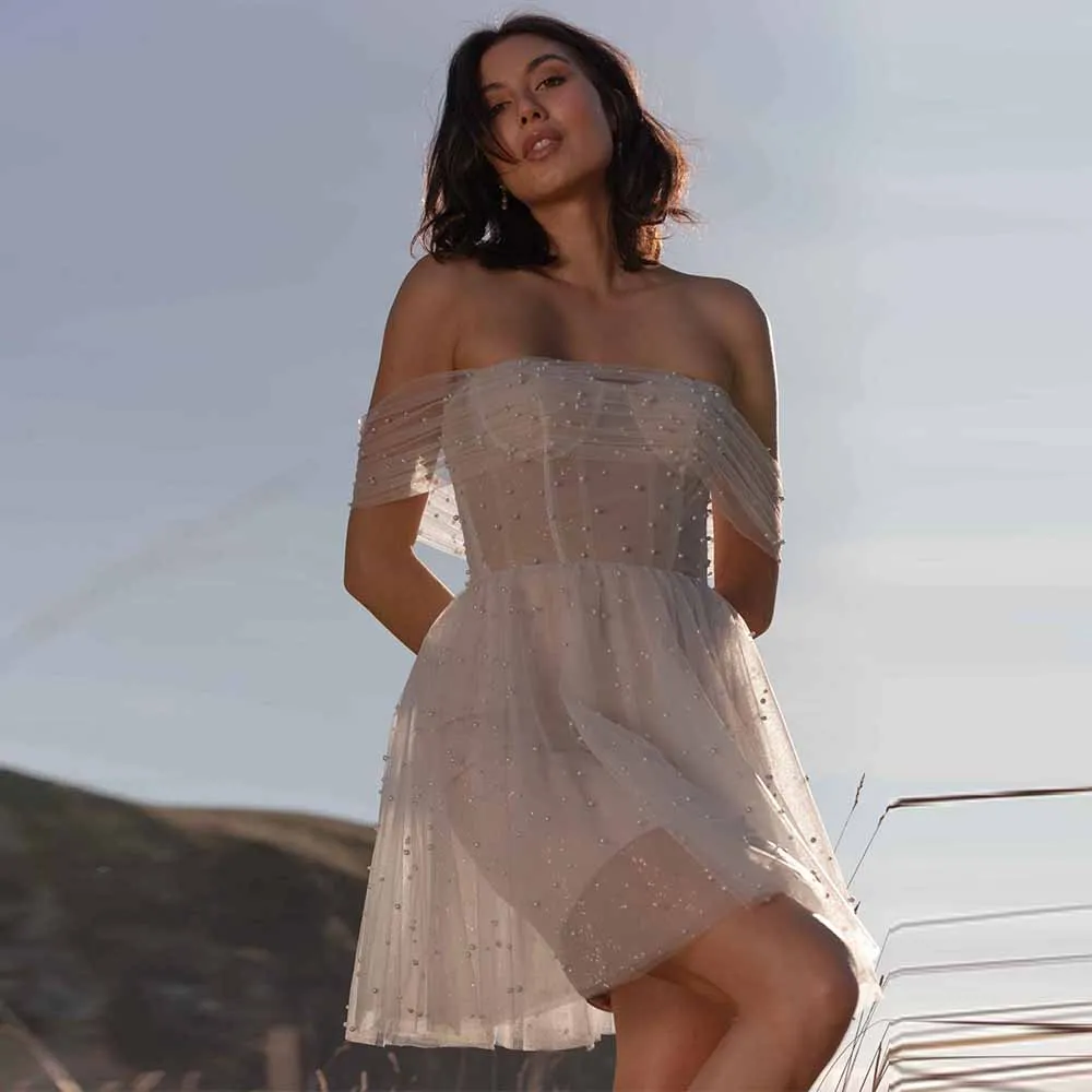 فساتين زفاف ساحرة للضيوف من التل على شكل حرف a فساتين حفلات الزفاف بيضاء مكشوفة الكتف مطوي لؤلؤ برباط فساتين زفاف #1