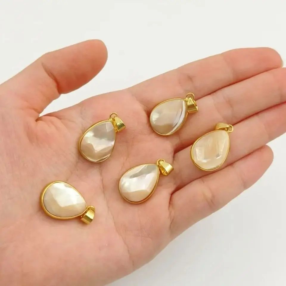 WT-JP182 WKT Natural Shell Pendant Round Bezel Setting Shell Pendant Shell Charm Pendant Trendy Pendant Jewelry Finding