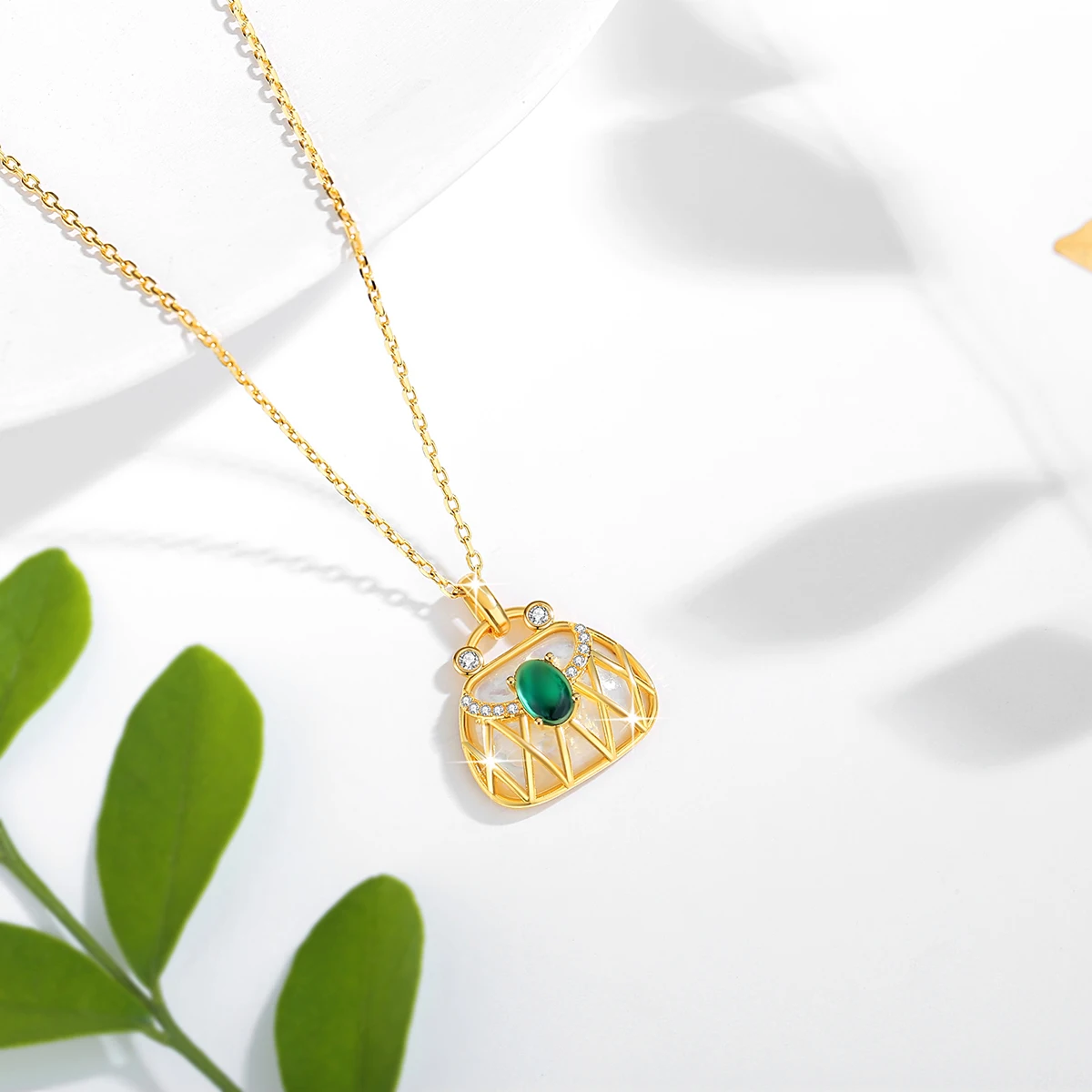 Genuine 18K Real Gold AU750 Green Gem Fritillaria Shell Bag Pendant Romantic Gift Present For Woman Fine Jewelry