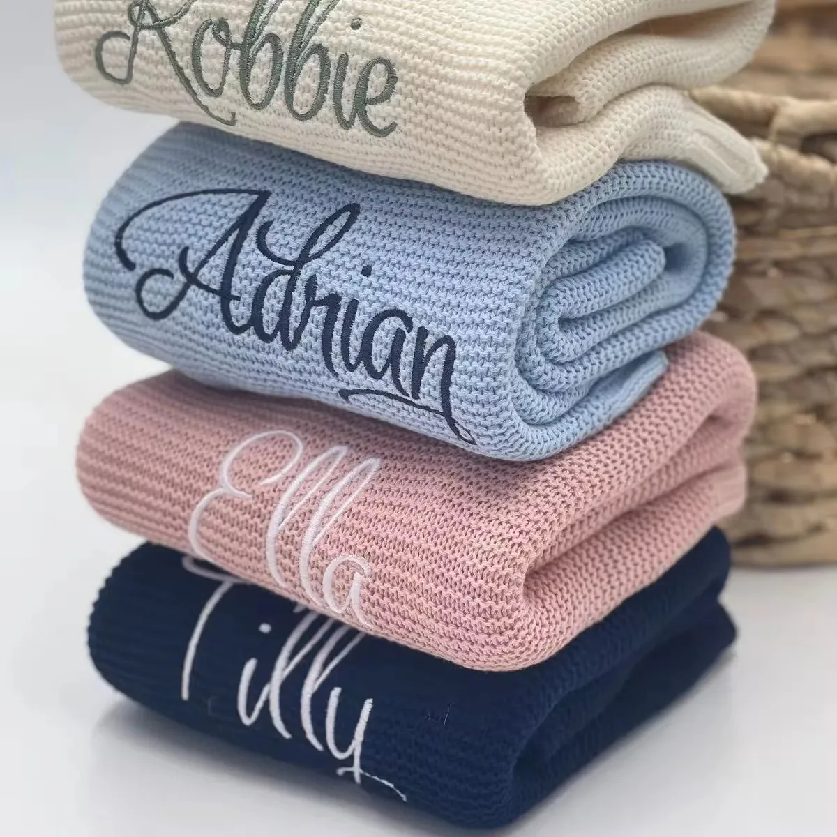 Personalisierte Kinder-Namensdecke Bestickte Neugeborenen-Babydecke Kinderwagen-Pucktuch Atmungsaktive Baumwoll-Strickdecke Bettwäsche