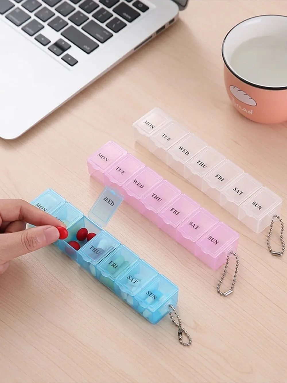 7-Tage-Wochenpillenbox Bunter Mini-Medikamentenbehälter Tragbarer Behälter mit Knopföffnung Pillenorganizer-Etui – Detail 8