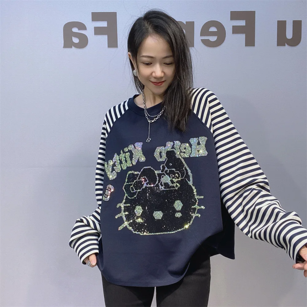 เสื้อยืดแขนยาวลายทางขาวดำหวานๆ คอกลม ผู้หญิง 2025 ฤดูใบไม้ร่วง สไตล์เกาหลีใหม่ ทรงหลวม ประดับเพชรเทียม เสื้อคลุม