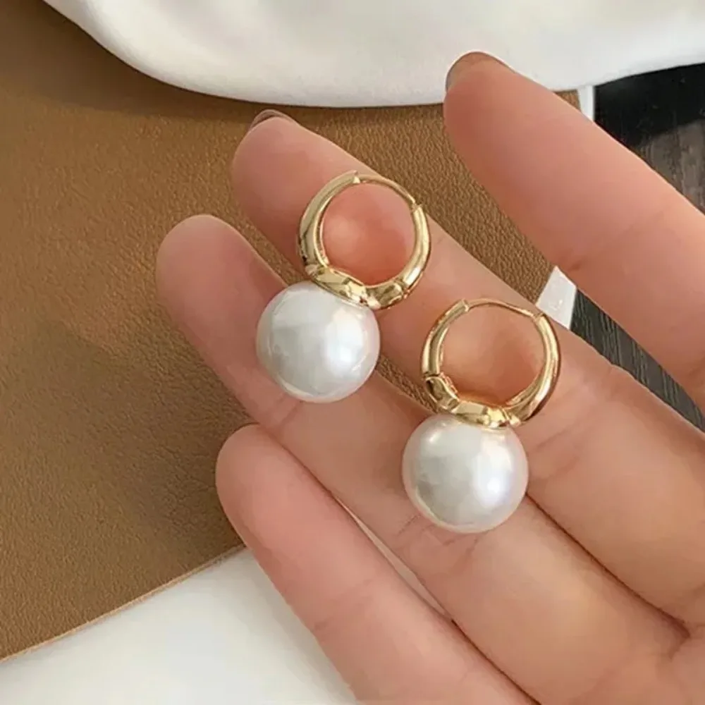 New In Imitation Pearl Hoop Earrings Women Fashion Minimalist Style Copper Ear Buckle Light Luxury Wedding Earring Accesories image 4