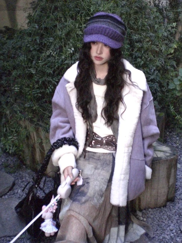 

Ретро-стиль: Мягкая, красивая, фиолетовая короткая верхняя одежда из замши с меховой отделкой. Модный топ. Весна 2025. Женская повседневная одежда.