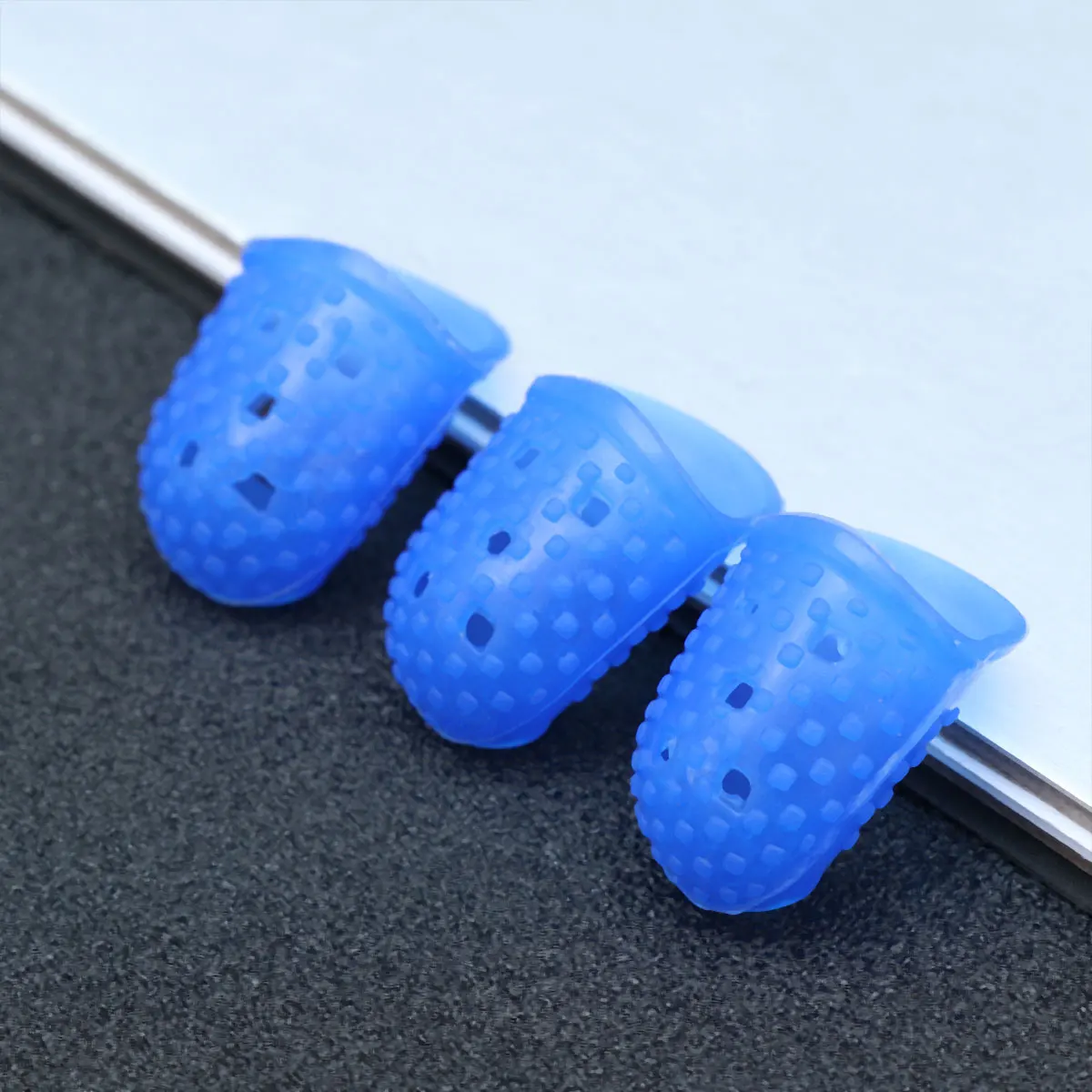 3 قطع واقي أصابع مضاد للانزلاق، حماية لأطراف الأصابع، مضاد للحرق، أزرق داكن، مقاس S للعد والفرز والترتيب والعزف على الجيتار