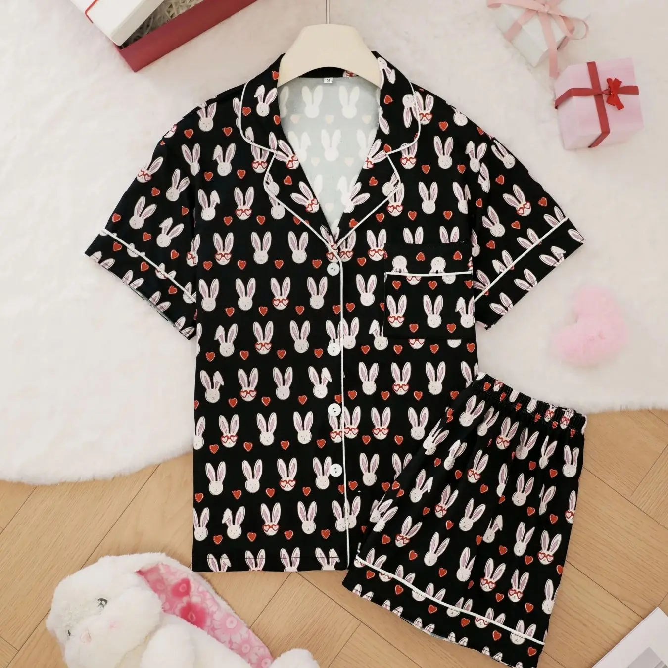 

Wearing rabbit heart printed pajamas set for home and out, short sleeved lapel cardigan shorts, comfortable casual home wear