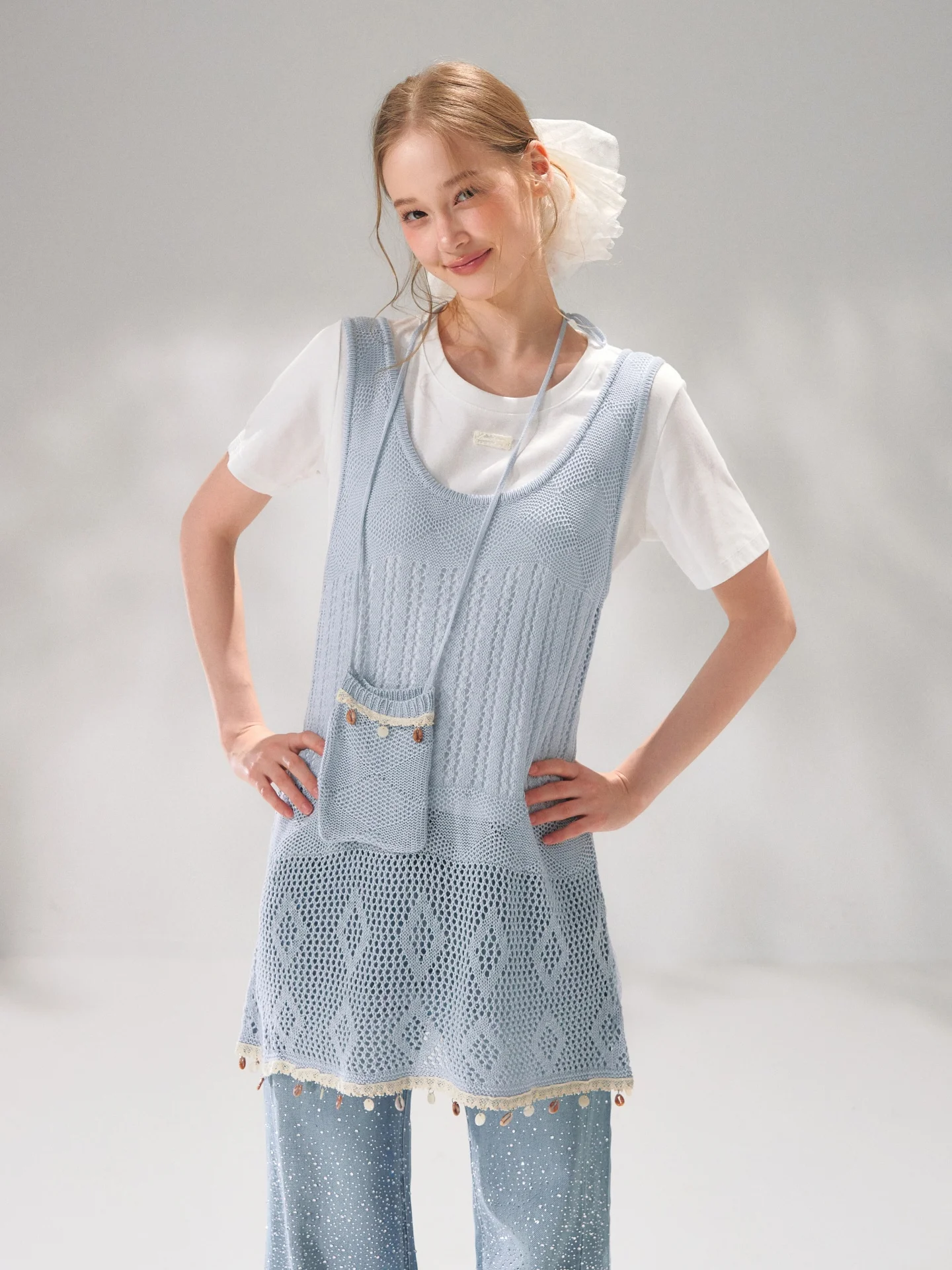 

Женский модный комплект AsGony из трех предметов: вязаный жилет с вышивкой, укороченный топ и однотонная сумка через плечо с высокой посадкой