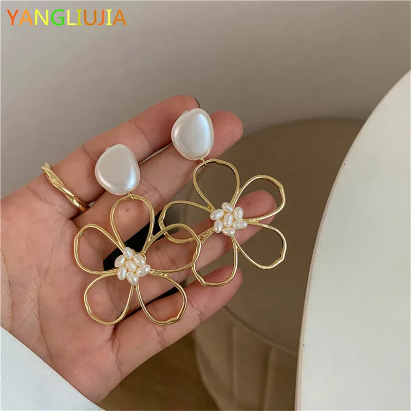 Metal Flower Pearl Earrings  European And American Style Personality Fashion Stud Earrings Ms Travel Wedding Accessories 2022