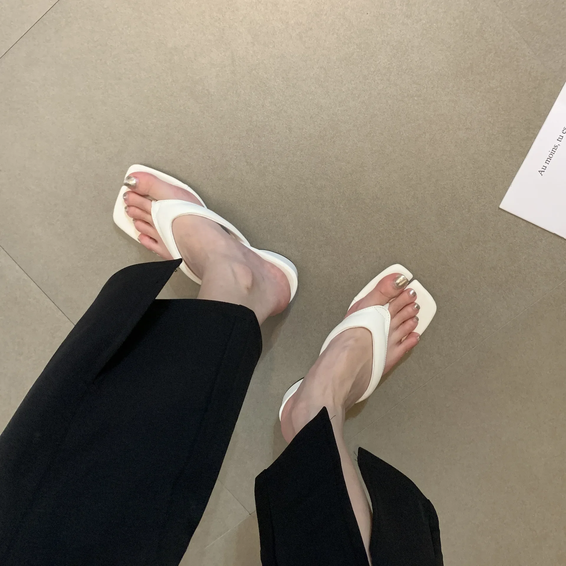 Korean version of herringbone slippers for women's outerwear, new summer hot selling high-end and fashionable half slippers